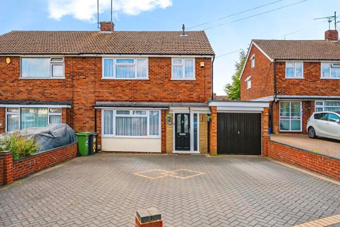 3 Bedroom Semi-Detached House For Sale In Calverton Road, Luton, Bedfordshire, LU3