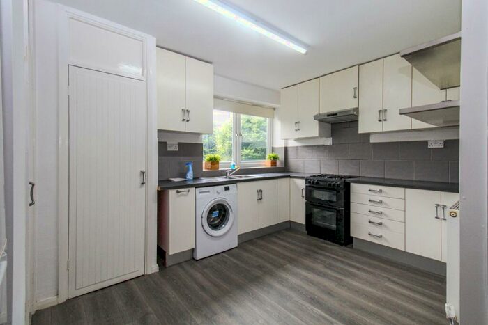 3 Bedroom Apartment To Rent In Marlborough Grange, LS1
