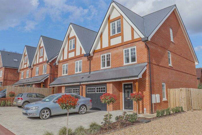 4 Bedroom Semi-Detached House To Rent In Sandbach Close, Broxbourne, EN10