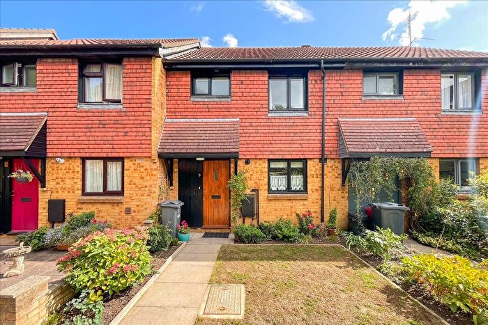 3 Bedroom Terraced House For Sale In Brookside Close, Feltham, Middlesex, TW13