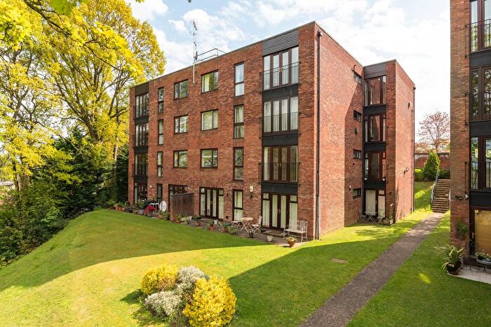 3 Bedroom Flat To Rent In Mallards Reach, Weybridge, KT13