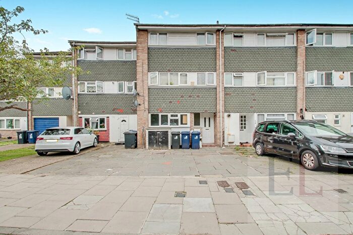 2 Bedroom Flat To Rent In Hindhead Gardens, Northolt, Greater London, UB5