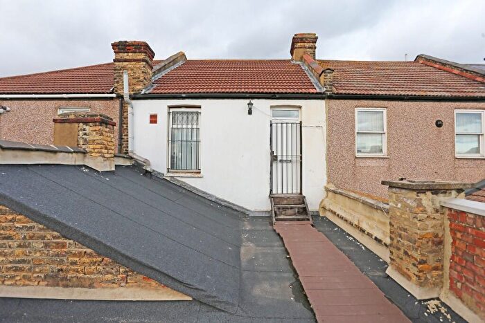 1 Bedroom Flat To Rent In Meads Lane, Ilford, London, IG3