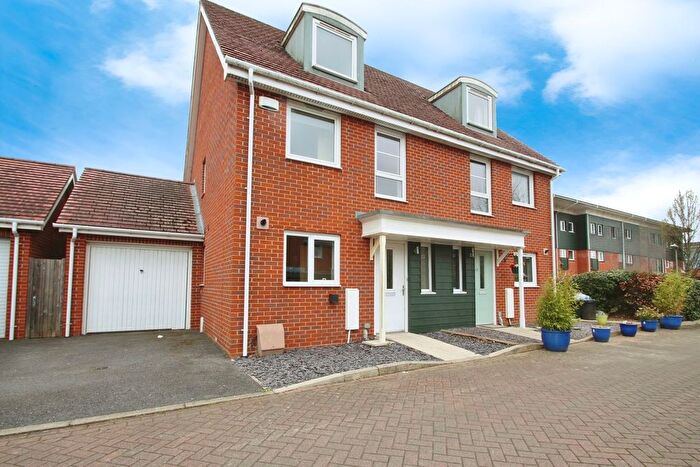 3 Bedroom Semi-detached House For Sale In Wraysbury Drive, West Drayton, UB7