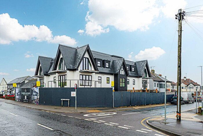 2 Bedroom Flat For Sale In Hall Crescent, Benfleet, SS7