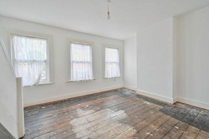 2 Bedroom Flat To Rent In Vicarage Lane, East Ham, London, E6