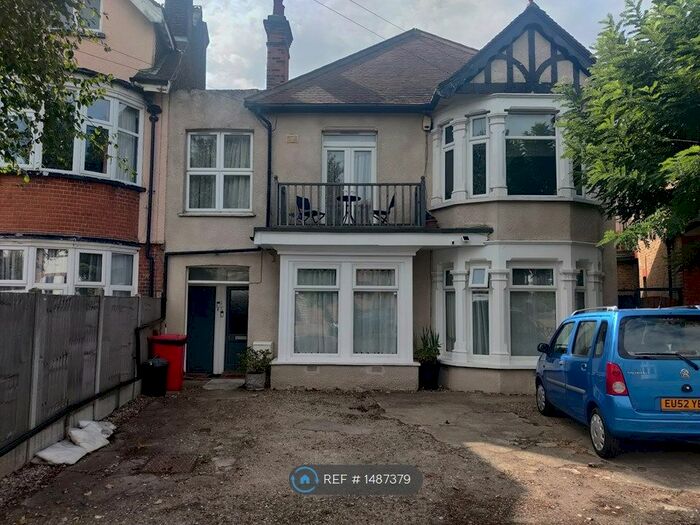 2 Bedroom Flat To Rent In Whitefriars Crescent, Westcliff-On-Sea, SS0