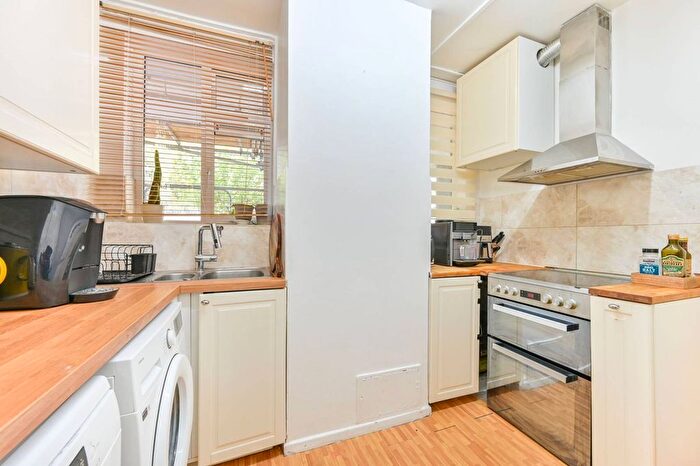 3 Bedroom Flat For Sale In Hallfield Estate, Bayswater, London, W2