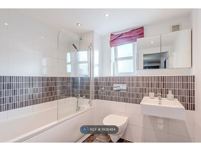 2 Bedroom Flat To Rent In Bughtlin Market, Edinburgh, EH12