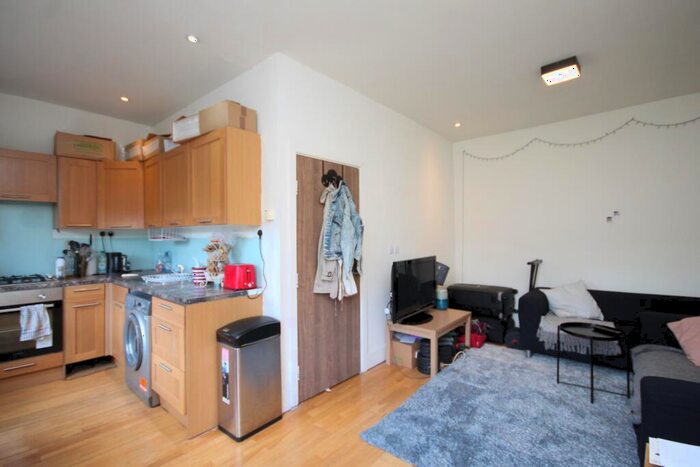 3 Bedroom Flat To Rent In Cardozo Road, Islington, N7