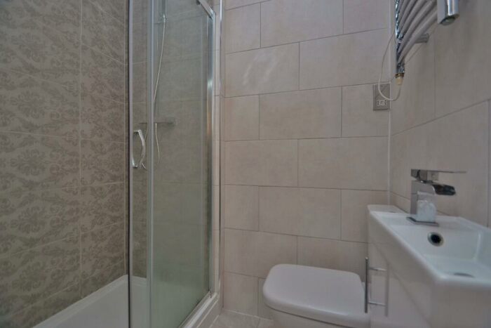 2 Bedroom Flat For Sale In Hollin Lane, Far Headingley, Leeds, LS16