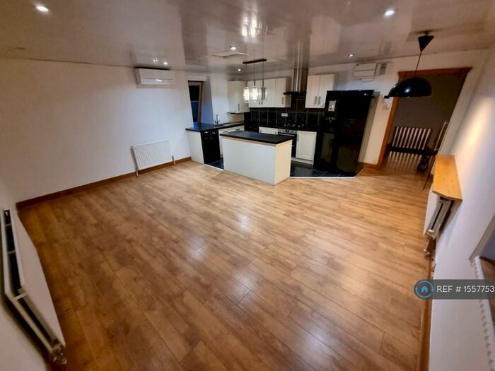 2 Bedroom Flat To Rent In Myrtle Road, Brentwood, CM14