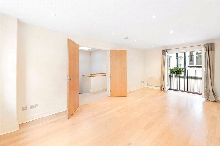 3 Bedroom Flat To Rent In Queen's Gate Mews, South Kensington, London, SW7