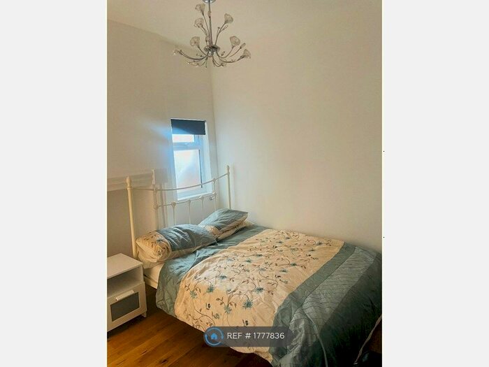 Studio To Rent In Hale Lane, London, NW7