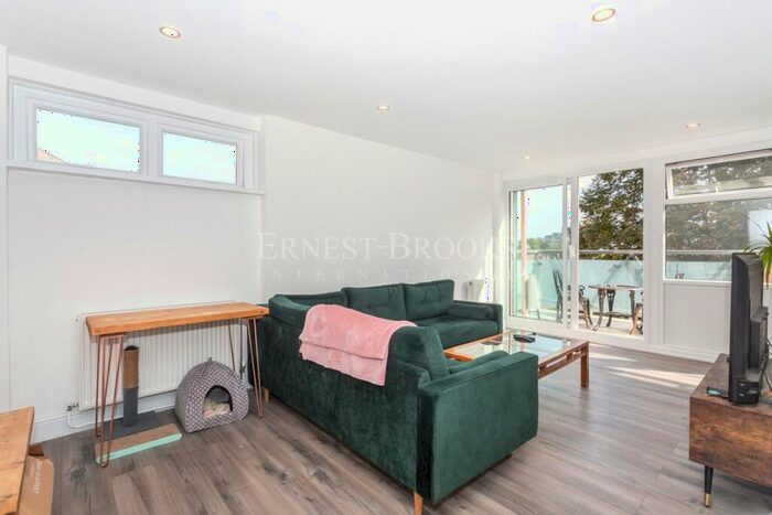 2 Bedroom Apartment To Rent In Anglesey House, Lindfield Street, Limehouse, E14