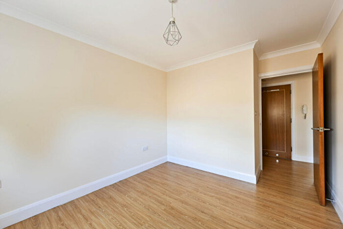 2 Bedroom Flat To Rent In Woodbury Close, Croydon, CR0
