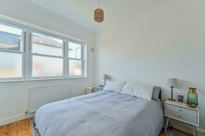 2 Bedroom Flat To Rent In Pellatt Road, East Dulwich, London, SE22