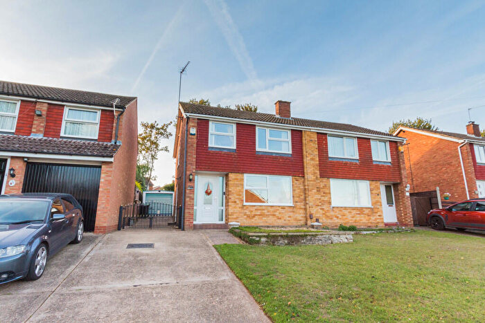 3 Bedroom Semi-Detached House For Sale In Drayton Road, Irthlingborough, NN9