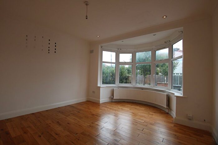 3 Bedroom Maisonette To Rent In Fleetwood Road, Dollis Hill, London, NW10