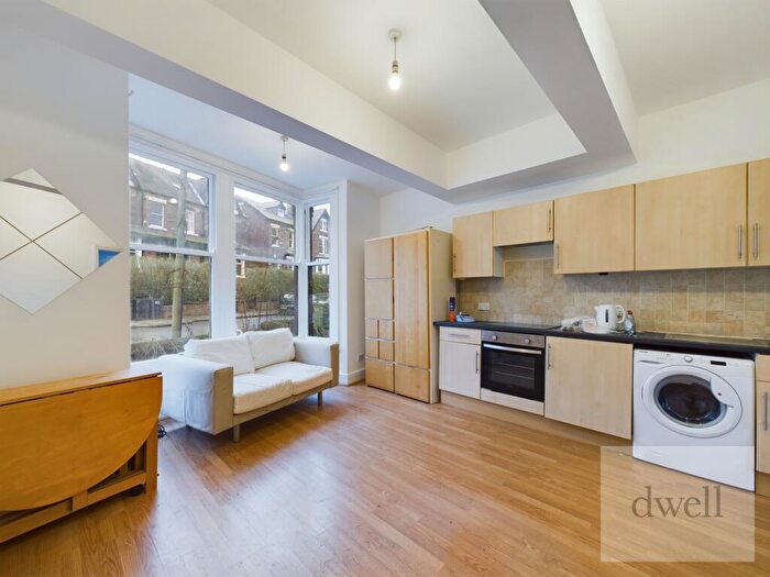 1 Bedroom Flat To Rent In Oakwood Avenue, Oakwood, Leeds, LS8