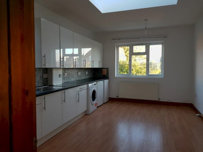 3 Bedroom Flat To Rent In Oxford Gardens, London W4