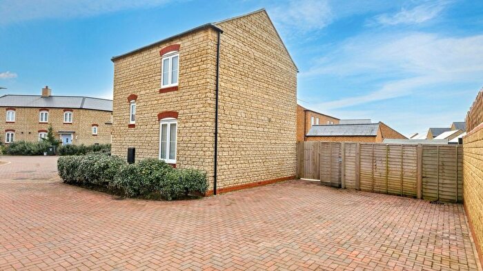 3 Bedroom Semi Detached House For Sale In Holt Close, Bicester, OX26