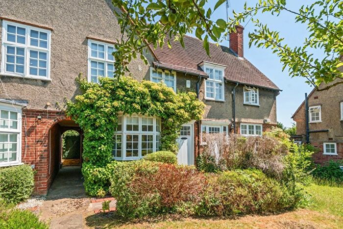 2 Bedroom Semi-Detached House To Rent In Midholm, London, NW11