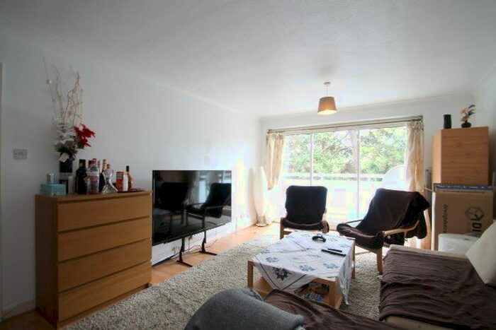 2 Bedroom Flat To Rent In Camellia Court, Beckenham, BR3
