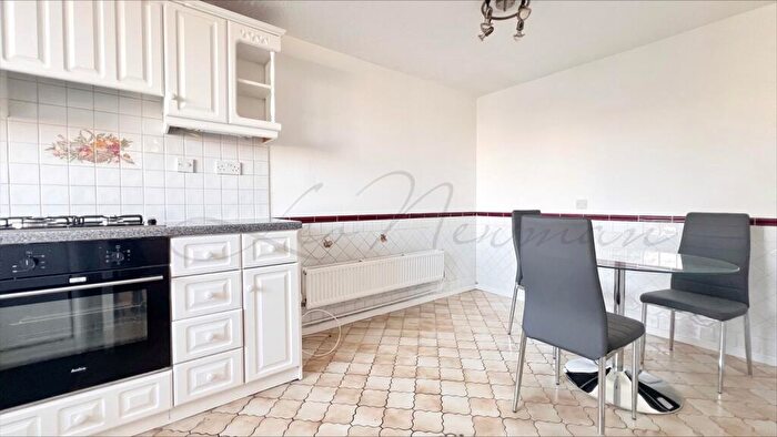 3 Bedroom Flat To Rent In Greville Street, London, EC1N