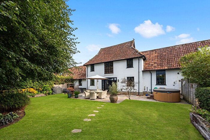 4 Bedroom Mews For Sale In The Old Sussex Stud, West Grinstead, RH13