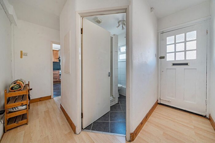 2 Bedroom Flat For Sale In Ash Grove, Ealing, London, W5