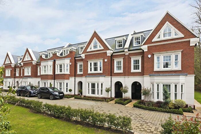 4 Bedroom Mews To Rent In Oatlands Court, St Marys Road, KT13