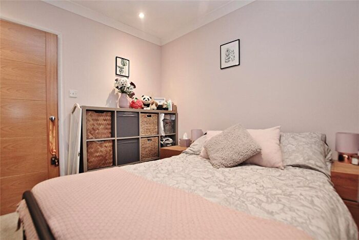 1 Bedroom Flat For Sale In Inkerman Road, Knaphill, Woking, Surrey, GU21