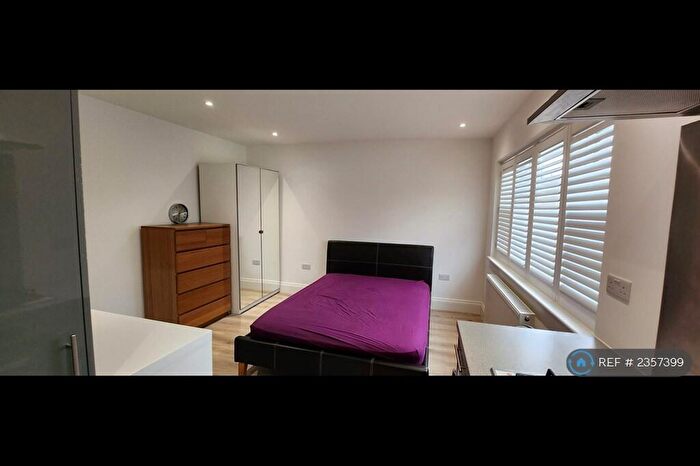 Studio To Rent In Hedge Lane, London, N13