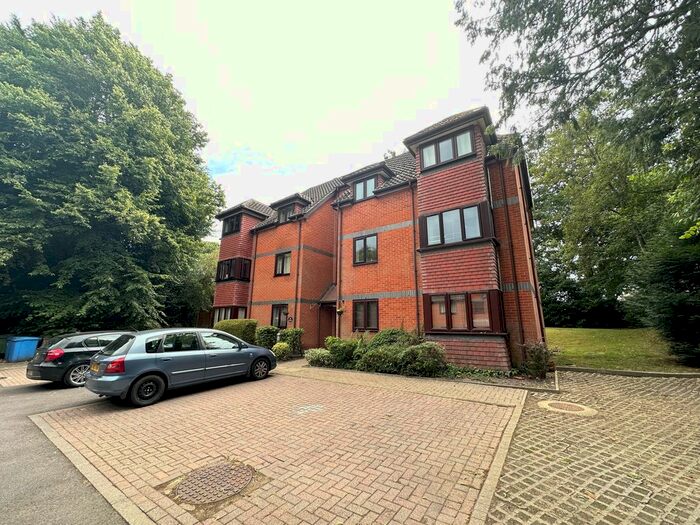 2 Bedroom Flat To Rent In Crowthorne Road, Bracknell, RG12