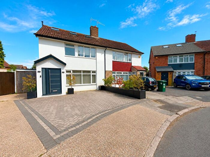 4 Bedroom Semi-detached House For Sale In Metcalf Road, Ashford, TW15