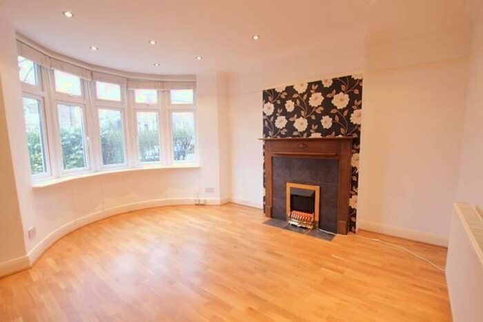 2 Bedroom Flat To Rent In The Limes Avenue, Ground Floor, London, N11