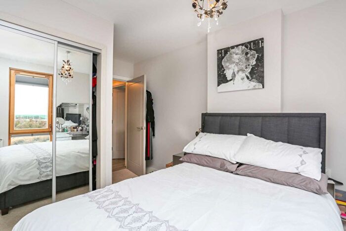 1 Bedroom Flat To Rent In Salcombe Court, St. Ives Place, Poplar, E14