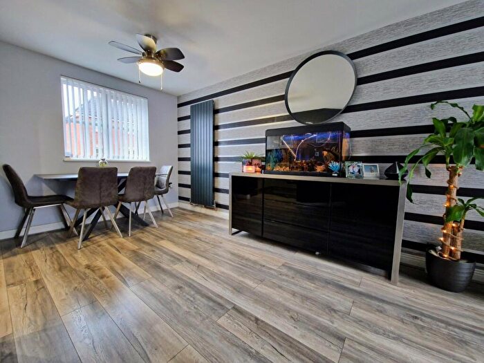 2 Bedroom Flat For Sale In Laxton Grove, Solihull, West Midlands, B91