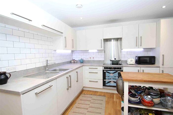 2 Bedroom Flat To Rent In Knightley Walk, Wandsworth, London, SW18