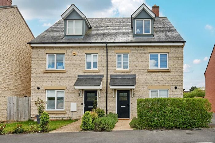 3 Bedroom Semi-Detached House To Rent In Vulcan View, Bicester, OX26