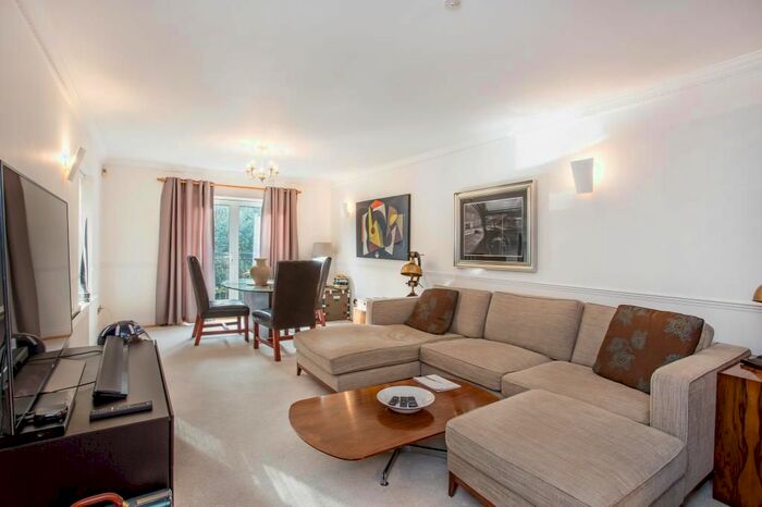 2 Bedroom Flat To Rent In Agincourt, Cheapside Road, Ascot, SL5