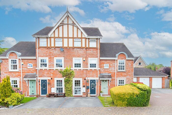4 Bedroom Town House To Rent In Holland House Court, Walton-Le-Dale, PR5