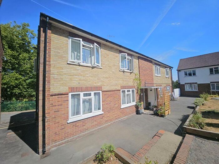 2 Bedroom Ground Maisonette For Sale In Park Road, Barnet, EN5