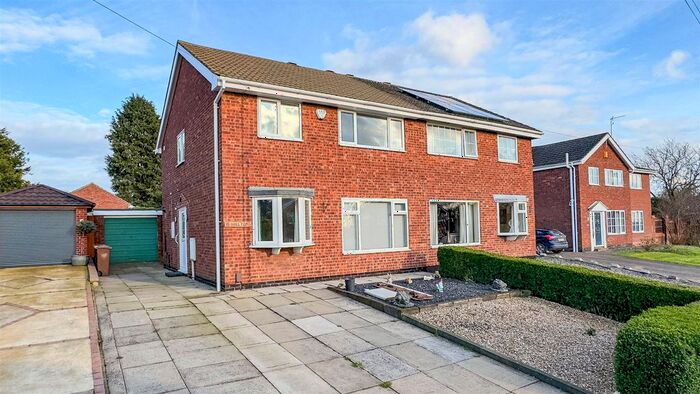 4 Bedroom Semi-Detached House To Rent In Hilltop Avenue, Scunthorpe, DN15