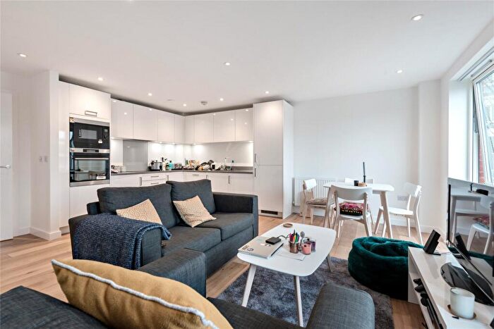 2 Bedroom Flat To Rent In String Court, Copenhagen Place, London, E14