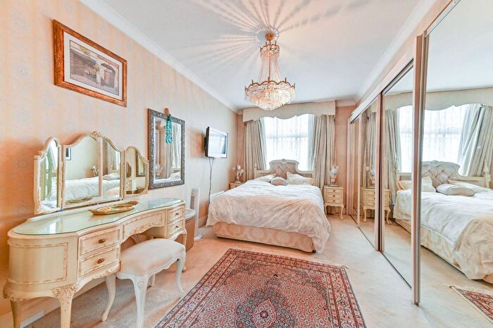 2 Bedroom Flat For Sale In Queensway, Bayswater, London, W2