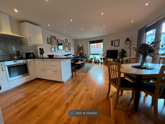 2 Bedroom Flat To Rent In Willow Way, London, SE26