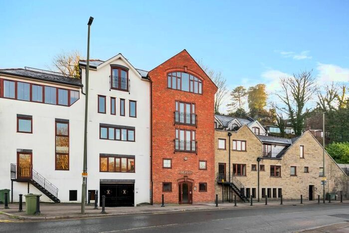 2 Bedroom Flat To Rent In Millbrook, Guildford, GU1