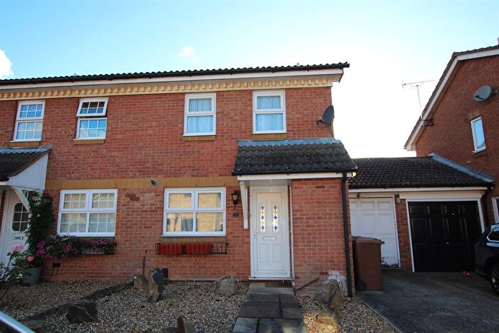 3 Bedroom Semi Detached House To Rent In Aleyn Way, Baldock, Hertfordshire, SG7